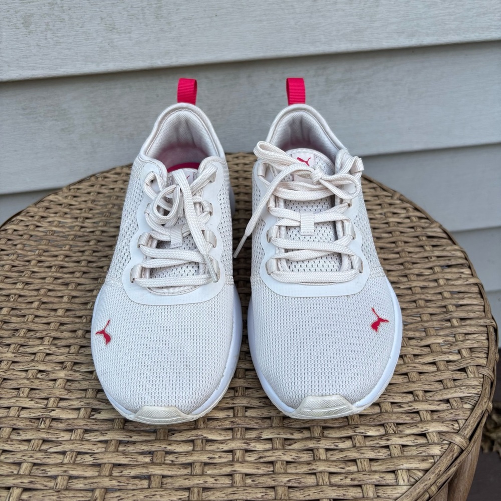 Women’s Puma White With Pink Details Low-Top Sneakers. Size 5.5